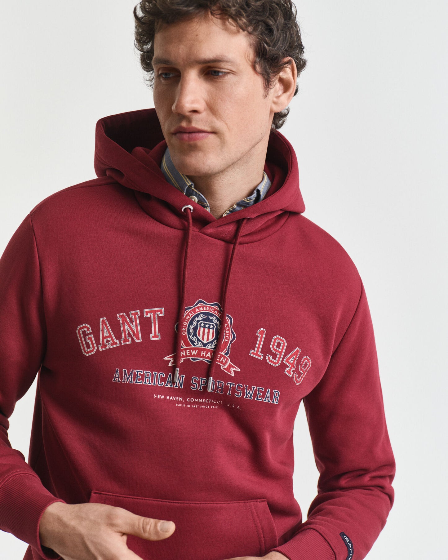 Kapuzenpullover mit Wappenmotiv